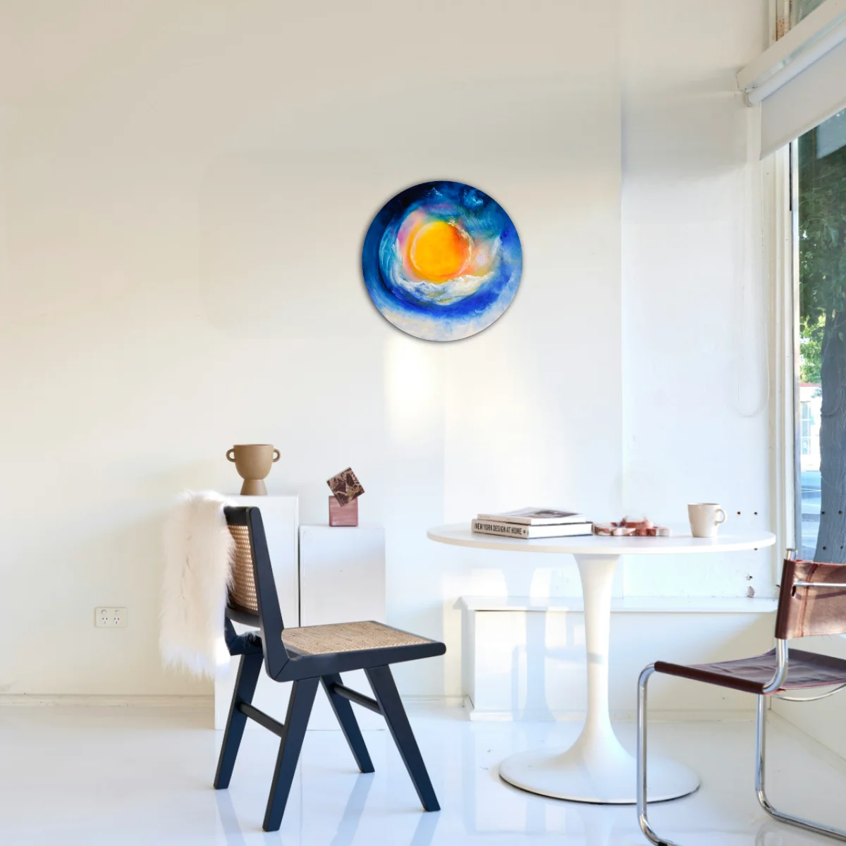 cite-celeste-tableau-huile-diametre-50-mise-en-situation-salon Soleil intérieur, huile sut toile 33x41 mise en situation dans une loft